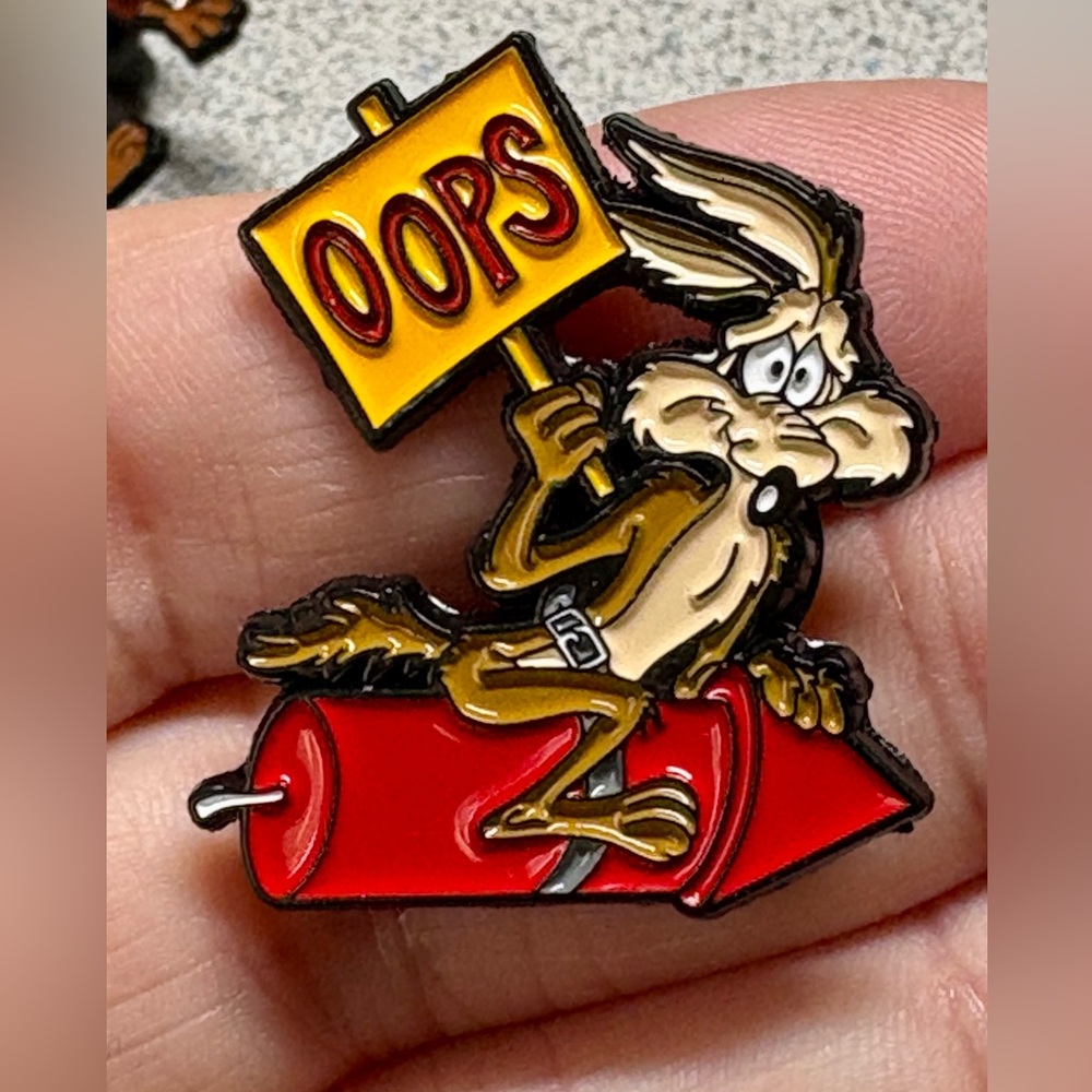 🐰 Wylie coyote/bugs bunny TV cartoon series pin/brooch-lapel